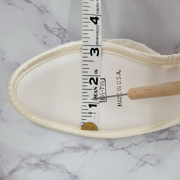 Vintage Cream Satin and Lace Women's House Slippers 60s Peep Toe - Picture 9 of 13